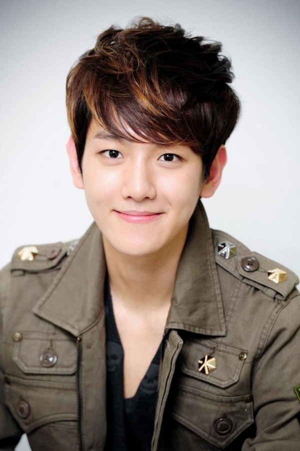 Baek Hyun nhóm EXO (sinh năm 1992) là anh chàng đẹp trai, một trong những " nam thần Châu Á" được đông đảo fan nữ yêu mến. Gia nhập nhóm nhạc đông thành viên nhất K-Pop là EXO vào năm 2012, từ đó đến nay Baek Hyun ngày càng tỏa sáng, dù là người cuối cùng vào nhóm. Bên cạnh đó chuyện tình cảm giữa anh và nữ ca sĩ Taeyeon trưởng nhóm SNSD cũng tốn giấy mực của báo chí. Tháng 9.2015, cặp đôi tuyên bố chia tay sau 1 năm rưỡi hẹn hò. 