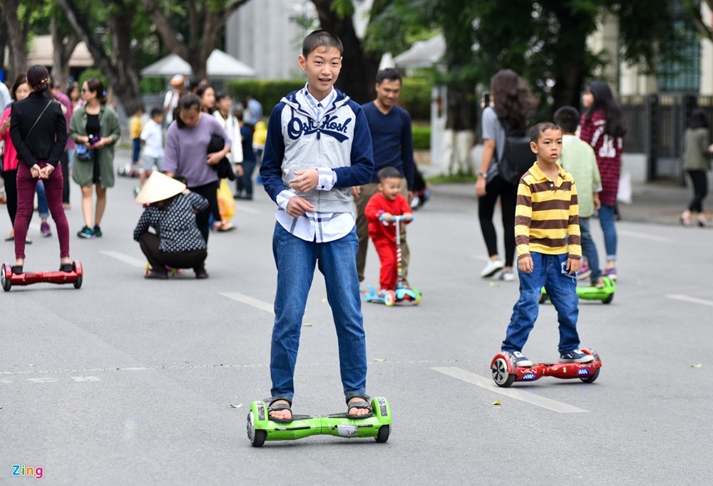  Xe điện thăng bằng ngày càng phổ biến ở phố đi bộ hồ Gươm, Hà Nội. Người sử dụng nó chủ yếu là các bạn trẻ và lứa tuổi thiếu nhi.