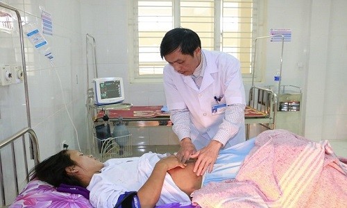 Xúc động 5 cán bộ y tế hiến máu cứu sống sản phụ bị băng huyết