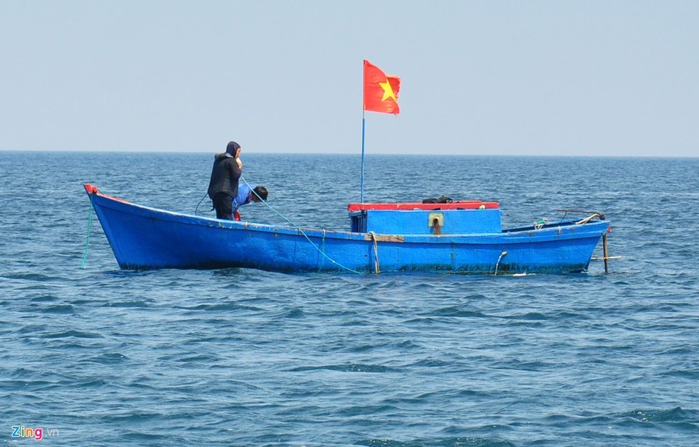 Khác với đánh bắt thủy sản xa bờ, ngư dân Lý Sơn (Quảng Ngãi) đầu tư khoảng 20 triệu đồng đóng tàu cá công suất nhỏ, mua máy nén khí, hệ thống dây hơi cùng quần áo, kính để hành nghề lặn bắt ốc xà cừ ở độ sâu khoảng 10 m tại những vùng rạn đá quanh đảo. Hàng ngày, họ ra vùng biển cách bờ 2-4 hải lý từ sáng sớm lặn bắt loại  ốc mặt trăng. Trên tàu chuyên hành nghề lặn bắt ốc cừ, ngư dân trang bị hệ thống dây hơi nối với máy nén khí cung cấp oxy cho người lặn bắt ốc suốt nhiều giờ liền dưới đáy biển Lý Sơn. 