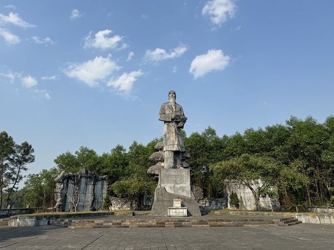 Lễ hội Hải Thượng Lãn Ông bắt nguồn từ tín ngưỡng của người dân Hương Sơn trong việc tri ân Đại danh y Lê Hữu Trác (thế kỷ XVIII), người có công lao to lớn trong việc dùng y thuật của mình để chữa bệnh cứu người.