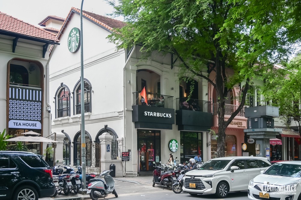 Starbucks Reserve Hàn Thuyên là điểm bán cà phê ở một trong những vị trí đắc địa bậc nhất TPHCM, địa chỉ số 11-13 Hàn Thuyên, phường Bến Nghé, quận 1.