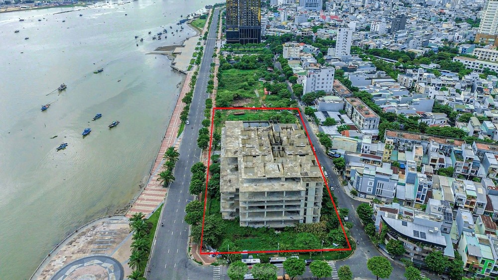 Dự án Khu phức hợp Trung tâm thương mại và Căn hộ cao cấp Han Riverside nằm trên khu đất vàng ven bờ sông Hàn thuộc quận Hải Châu do Công ty CP Địa ốc Vũ Châu Long làm chủ đầu tư. Được xây dựng trên đường Như Nguyệt, phường Thuận Phước.