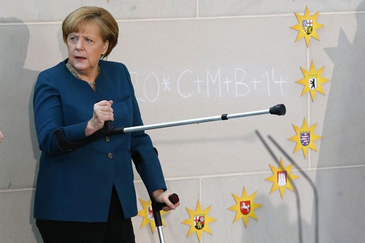 Thủ tướng Đức Angela Merkel sử dụng nạng trong buổi đón tiếp tại Chancellery ở Berlin, ngày 7/1/2014. Merkel bị gãy xương chậu khi trượt tuyết ở Thụy Sĩ trong dịp Giáng sinh và bước đi với sự trợ giúp của nạng khiến bà phải tuyên bố hủy nhiều cuộc gặp gỡ quan trọng và những chuyến công du nước ngoài.