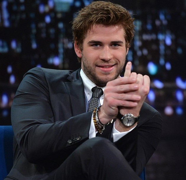 Liam Hemsworth từng chơi súng và giờ dùng dao để giải trí