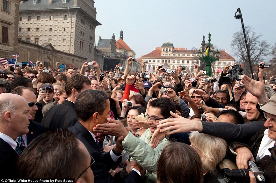  Tổng thống Obama đi khắp thế giới, trong những chuyến công du nước ngoài. Trong ảnh: Ông Obama được đông đảo người dân chào đón sau bài phát biểu ở Quảng trường Hradcany, Prague, Cộng hòa Séc, ngày 5/4/2009.