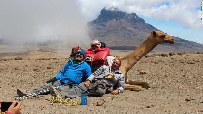 Awad Mohammed Majrin đến từ Dubai cùng đồng đội đã có chuyến hành trình chinh phục núi Kilimanjaro  bằng lạc đà.