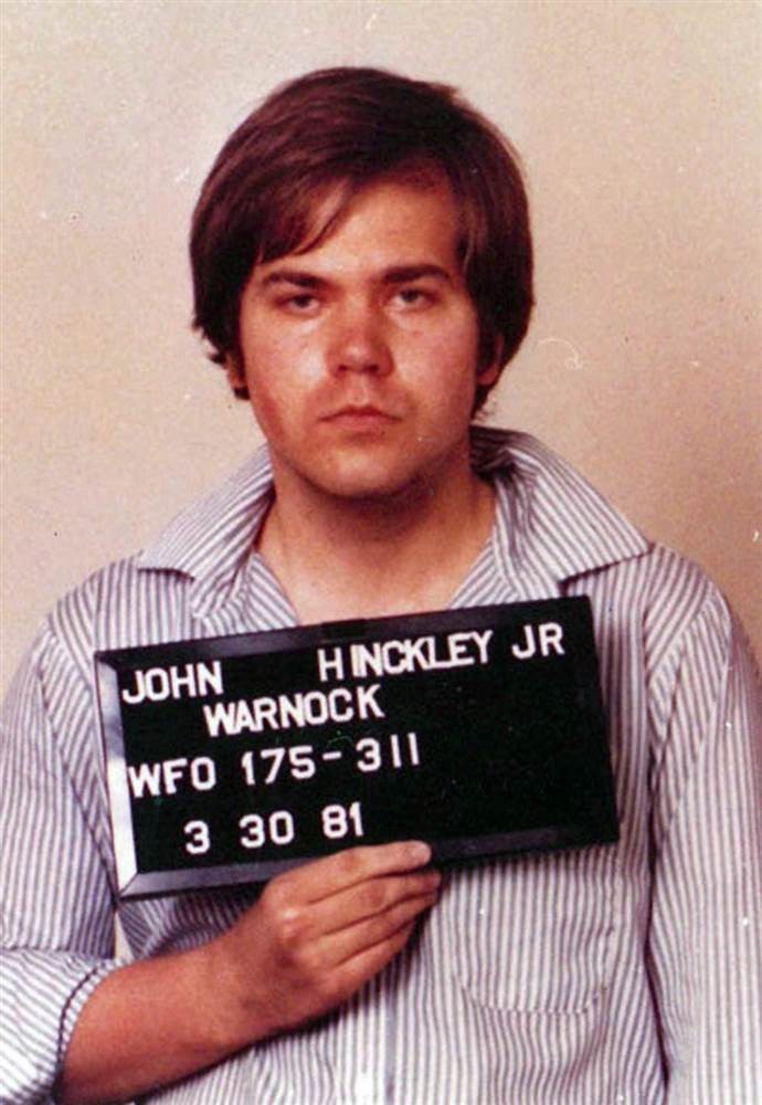 John Hinckley đã nổ súng bắn bị thương Tổng thống Mỹ Ronald Reagan ở Washington ngày 30/3/2981 - chỉ vài tuần sau khi vị tổng thống này bắt đầu nhiệm kỳ của mình. Ảnh nbcnews.