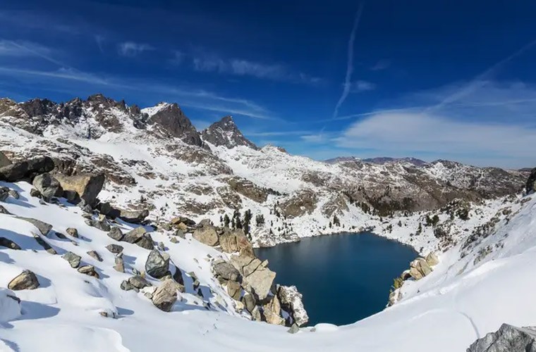 Sierra Nevada là một trong những  dãy núi đẹp nhất nước Mỹ. Nằm dọc theo rìa phía đông của California, các đỉnh núi của Sierra Nevada cao từ 3.300m đến 4.200m. (Nguồn ảnh: Insider)