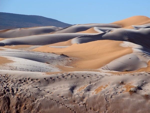 Trong những ngày qua, tuyết đã xuất hiện tại thị trấn Ain Sefra, nằm ở sa mạc Sahara, phần thuộc Algeri.