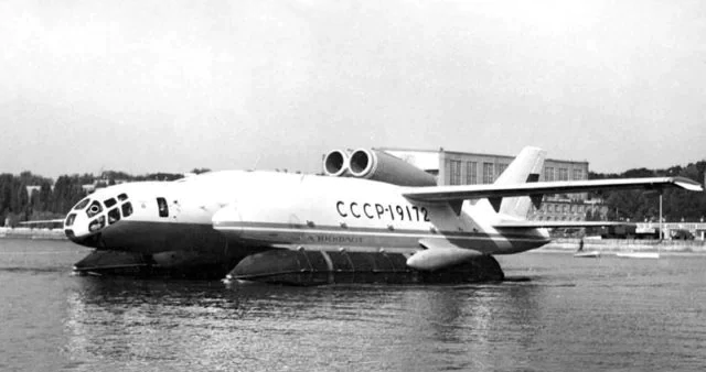 Bartini Beriev VVA 14 xuất hiện với diện mạo khiến ai nấy ngỡ ngàng, là sự kết hợp kỳ lạ các bộ phận máy bay, tàu ngầm và thiết bị hàng hải. Mẫu máy bay được Liên Xô phát triển trong những năm 1970, được thiết kế trở thành một phương tiện "lưỡng cư", có khả năng cất cánh từ đất liền hoặc mặt nước.