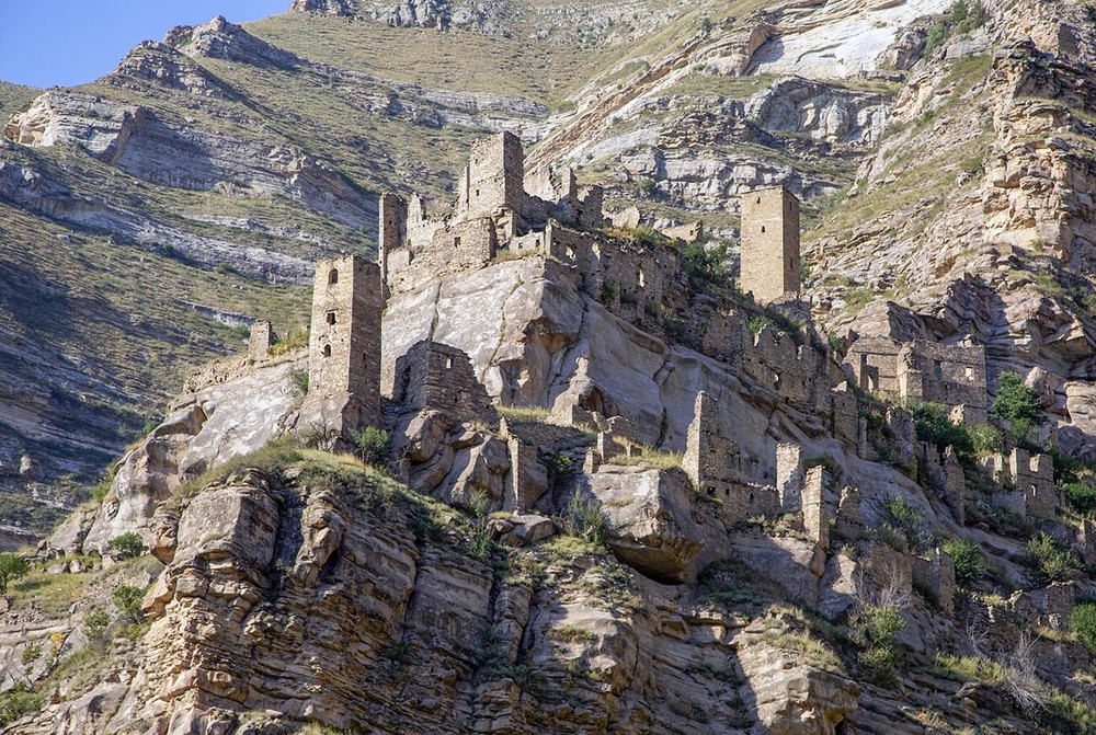 Làng Kahib nằm cách Makhachkala, thủ phủ của Dagestan, 160 km. Phần trung tâm ngôi làng bao gồm những tàn tích đá được xây dựng từ nhiều thế kỷ trước. Mặc dù những tàn tích này tạo nên cảnh tượng đầy ngoạn mục nhưng ngôi làng này thực tế đã bị bỏ hoang.