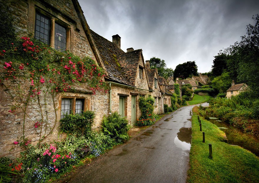 Bibury thuộc vùng Cotswold nằm yên bình bên dòng sông Coln thơ mộng được mệnh danh là ngôi làng cổ đẹp nhất nước Anh.