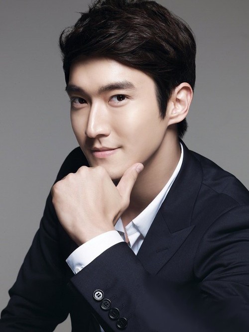 Choi Si Won còn được biết đến với nghệ danh Siwon. Anh là một nam ca sĩ, diễn viên, người mẫu của Hàn Quốc. Mới đây, Si Won thủ vai anh chàng phóng viên hài hước Shin Hyuk trong bộ phim "She Was Pretty".