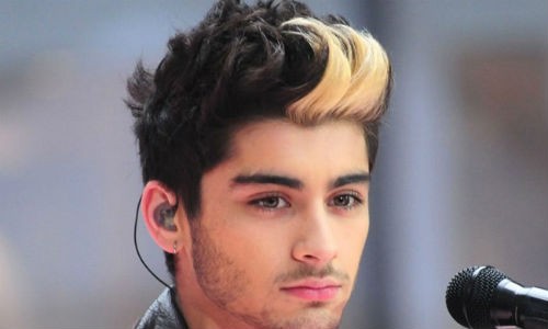  Zayn Malik từng là thành viên của nhóm nhạc One Direction. Cuối tháng 1/2016, Zayn Malik tung MV đầu tiên sau khi rời ban nhạc. MV "Pillowtalk" thu hút chú ý của khán giả nhờ sự góp mặt của người mẫu Gigi Hadid.