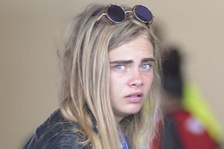 Không ai có thể tin được  Cara Delevingne là một người mẫu khi cô ra đường với bộ dạng này.