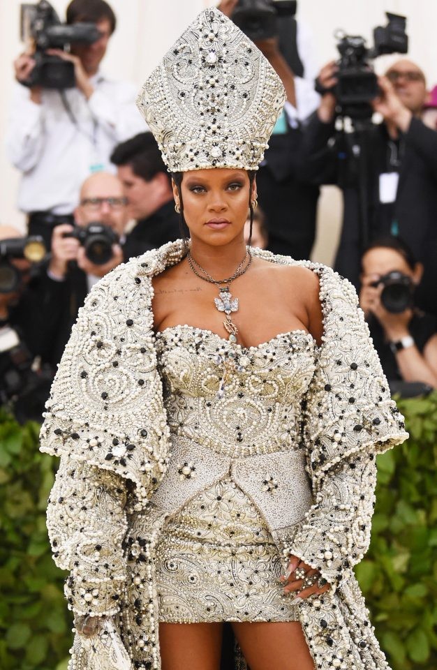 Rihanna khoác lên bộ trang phục như một Đức giáo hoàng tại sự kiện  Met Gala 2018. Ảnh: The Sun