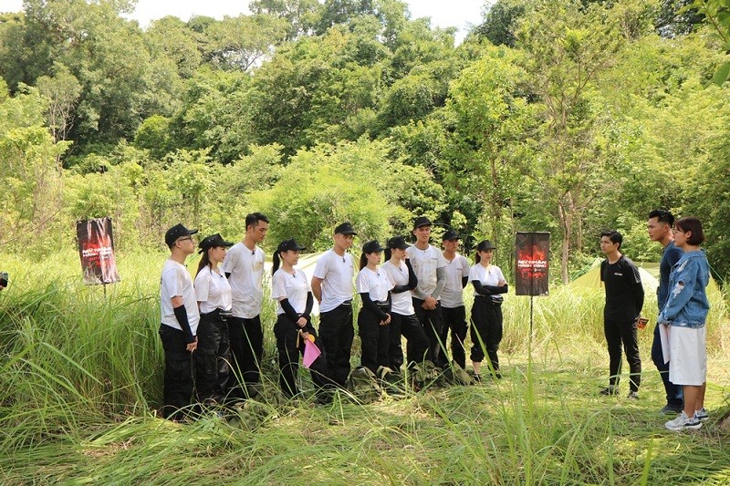 Trong tập 7 “Mỹ nhân hành động”, 5 đội chơi gồm  Trương Quỳnh Anh – Bá Thập, Ngọc Thanh Tâm – Tuấn Dũng, Phương Oanh – Hữu Lập, Phương Anh Đào – Tiến Trung, Oxy – Tiến Minh phải thực hiện “Nhiệm vụ Sống sót - sinh tồn” tại rừng Mã Đà, thuộc Khu di tích lịch sử Miền Đông Nam Bộ. Ở thử thách này, chương trình đã mời 2 giám khảo là: Nhà leo núi từng đạt thành tích “Người Việt Nam trẻ nhất chinh phục đỉnh Everest” Phan Thanh Nhiên và nữ ca sĩ Văn Mai Hương.