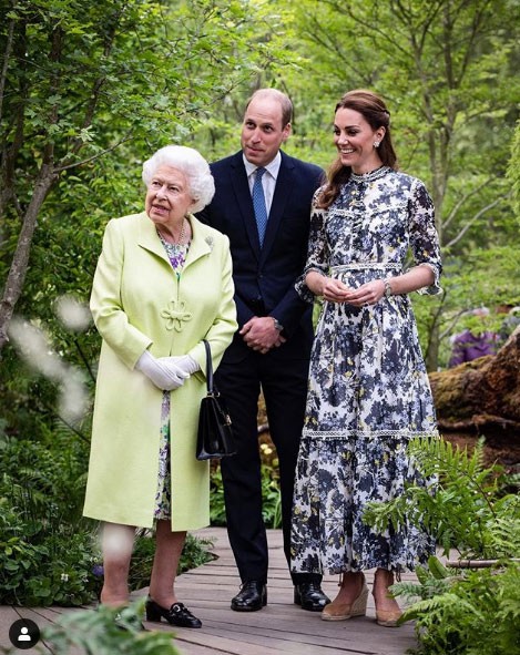  Nữ hoàng Anh Elizabeth II kỷ niệm sinh nhật 94 tuổi trong ngày 21/4 vừa qua. Nhân dịp này, hàng loạt những bức ảnh hiếm về bà đã được chia sẻ trên mạng xã hội. Và đây là một trong những bức ảnh hiếm chụp Nữ hoàng Elizabeth II với vợ chồng Hoàng tử William - cháu trai của bà.