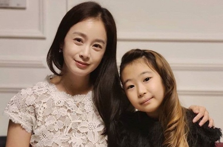 Kim Tae Hee chụp ảnh cùng fan nhí trong tiệc thôi nôi con gái thứ 2. Ngọc nữ màn ảnh Hàn trông già đi trông thấy, khác hẳn với những hình ảnh nuột nà khi cô làm mẫu quảng cáo hay đi dự sự kiện.