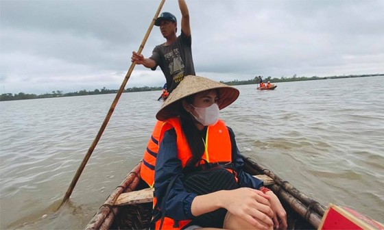 Quảng Trị ngập nặng, lên xe về TPHCM... Thuỷ Tiên “quay đầu” cứu trợ tiếp