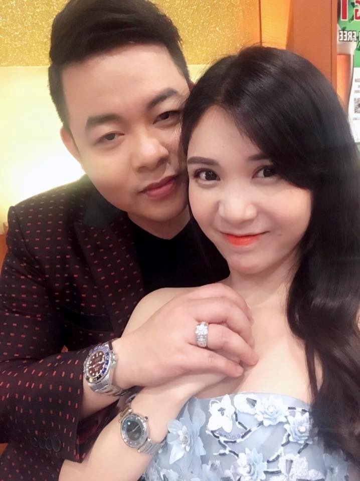 Thanh Bi và ca sĩ Quang Lê đã có hơn 2 năm hẹn hò trước khi "đường ai nấy đi" vào giữa năm 2017. Thời gian yêu nhau, cặp đôi vướng khá nhiều thị phi khi liên tục công khai ảnh thân mật quá mức hay để lộ ảnh nhạy cảm.