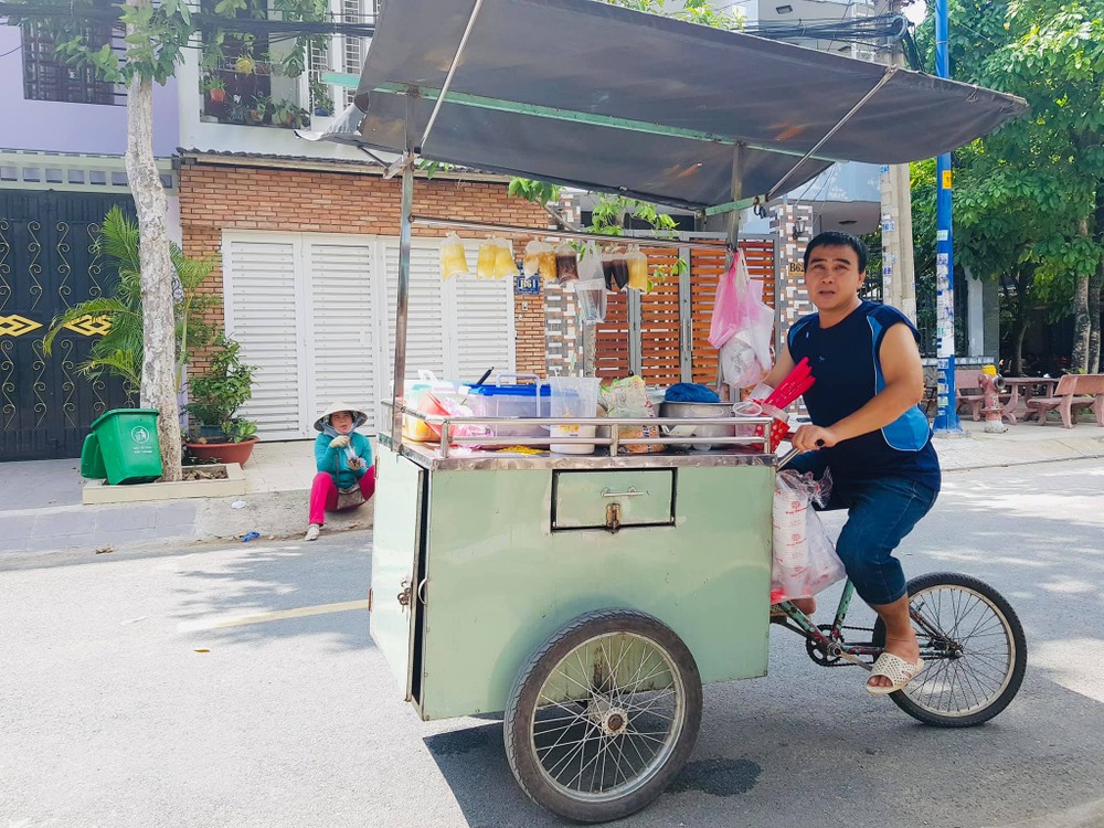 Mới đây, trên trang cá nhân của mình,  MC Quyền Linh khiến fan "phát sốt" khi khoe nguyên bộ sưu tập "siêu xe" kết hợp với dép tổ ong huyền thoại.