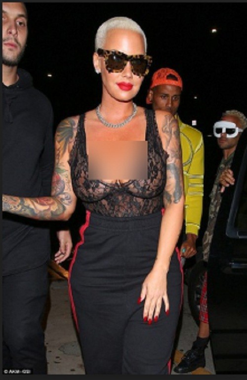 Nữ người mẫu, diễn viên Mỹ,  Amber Rose vừa bất ngờ tố cáo bạn trai kém tuổi ngoại tình với 12 người phụ nữ khi đang có quan hệ với cô. (Ảnh: AKM -GSI)