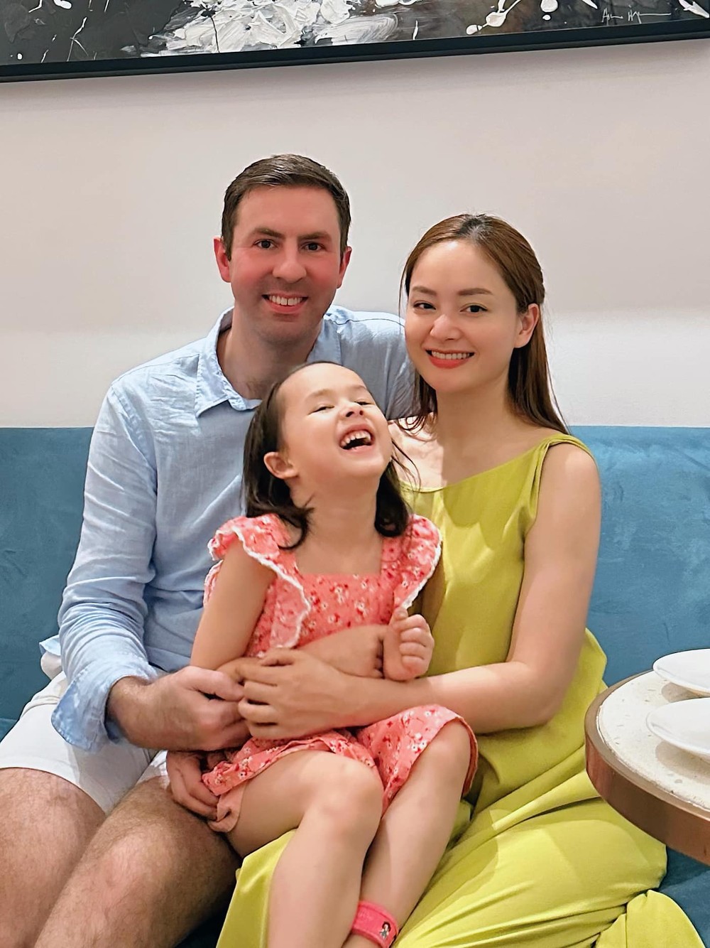 Lan Phương và chồng Tây cao 2m là anh David Duffy có chung cô con gái Linda vô cùng đáng yêu. Mới đây, nữ diễn viên chia sẻ khoảnh khắc: "Mỗi lần gia đình tôi chụp hình kiểu…" cùng loạt biểu cảm của ái nữ.