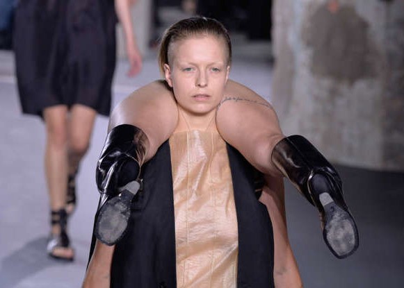 Rick Owens nổi tiếng là nhà  thiết kế thời trang thích thử nghiệm cái mới và anh ấy đã giới thiệu kiểu dáng độc đáo này tại Tuần lễ Thời trang Paris vào năm 2015. (Ảnh: Getty Images)