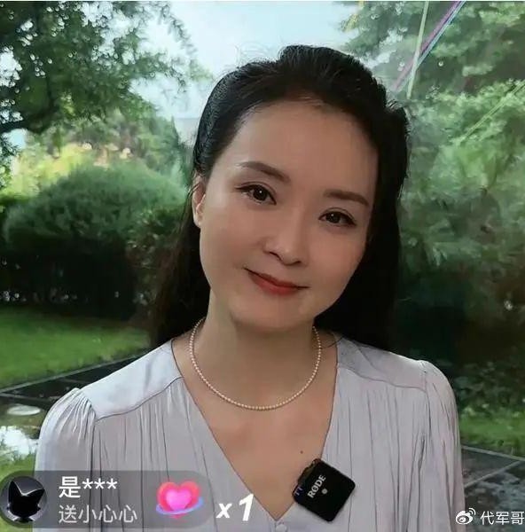 Hồi đầu tháng 8, người theo dõi trang mạng xã hội của  Vương Diễm thấy cô livestream bán hàng online. Nhiều người cho rằng nữ diễn viên "Hoàn châu cách cách" đang phải cố gắng hết sức để tìm cách trả nợ cho chồng đại gia. (Ảnh: Sina)