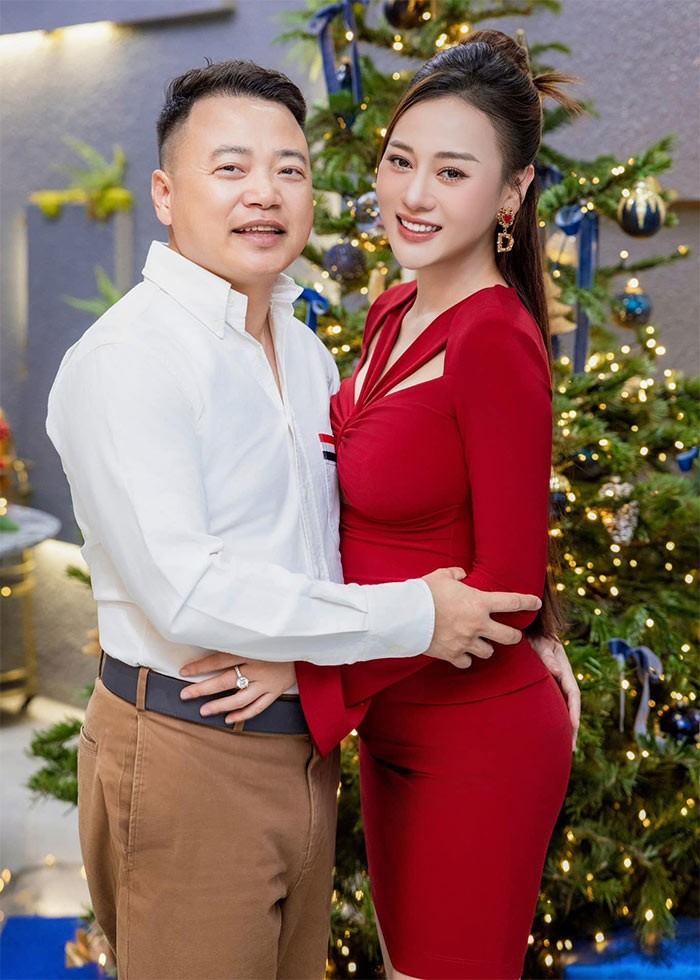 Trên trang cá nhân,  Phương Oanh vừa khoe loạt ảnh cô chụp bên cây thông Noel cùng Shark Bình.