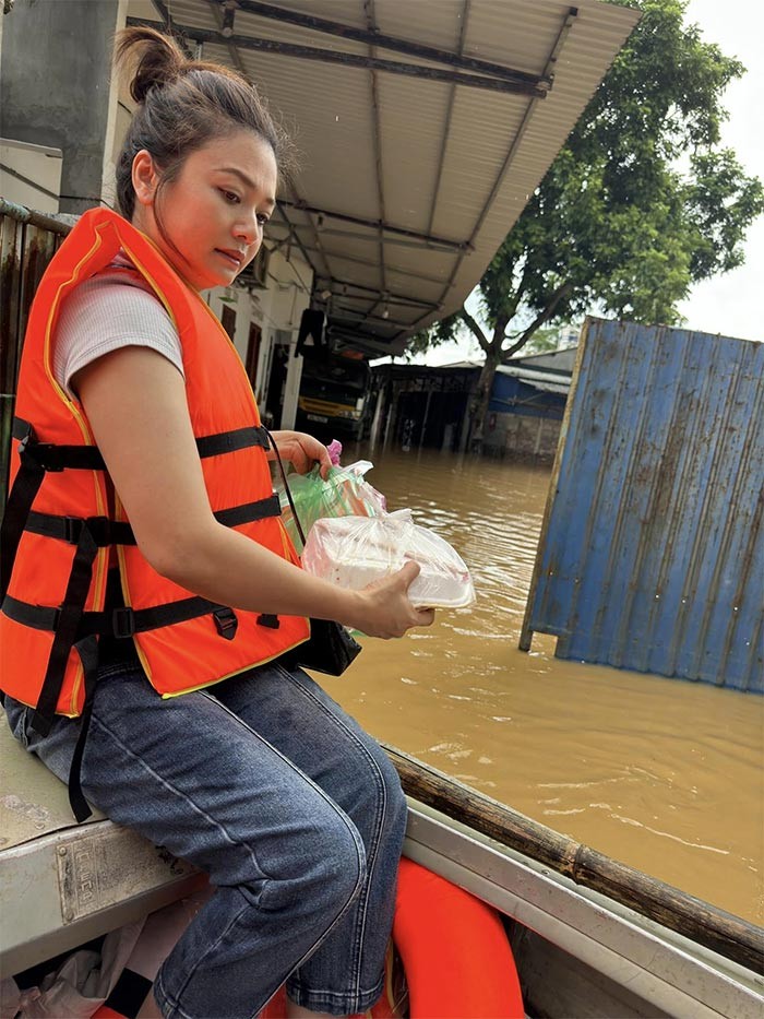 Khi xảy ra lũ lụt ở các tỉnh phía Bắc,  Kiều Anh đã bắt tay vào việc kêu gọi mọi người chung tay và thu mua những nhu yếu phẩm cần thiết cho người dân vùng lũ. (Ảnh: FB Kiều Anh)