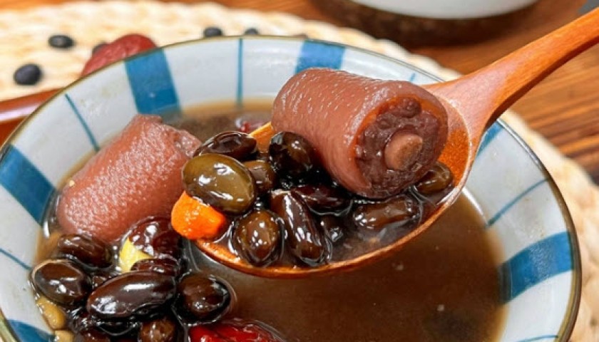 Đuôi lợn hầm đậu đen - món ăn giúp “cuộc yêu” luôn sung mãn | Chuyên trang Tầm nhìn