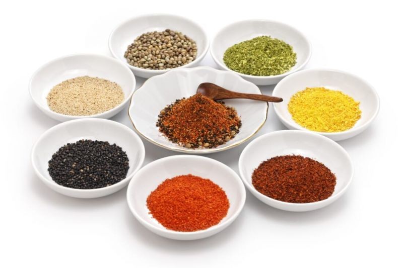 Một số thực phẩm và gia vị có tính cay nóng như tỏi, hành, ớt, hạt tiêu, mù tạt, thịt chó, thịt ngan, quả vải, quả mận, quả nhãn, xoài, mít,… và các món ăn chiên xào,… sẽ gây nóng trong người, tăng tiết mồ hôi, tăng nguy cơ viêm nhiễm và tăng triệu chứng ngứa rát da khiến người bệnh vô cùng khó chịu. Ảnh Internet