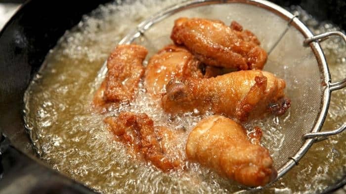Thức ăn nhanh, nhiều dầu mỡ: Có thể gây nóng trong người, nốt thủy đậu nổi nhiều hơn, tăng tiết nhờn trên da, tạo môi trường thuận lợi cho virus phát triển, làm tăng nguy cơ viêm da, ngứa ngáy, hình thành sẹo. Ảnh Internet