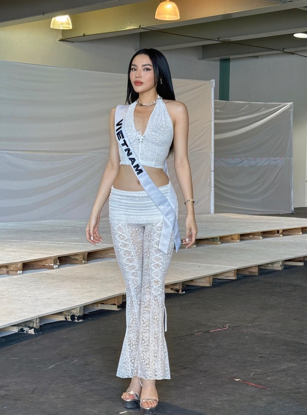  Tin tức sao Việt 12/11: Hoa hậu Kỳ Duyên diện outfit trắng trong buổi tập luyện cho bán kết Miss Universe 2024. Trang phục sử dụng chất liệu ren mỏng, kiểu dáng ôm sát làm nổi bật vòng eo 59 cm cùng đường cong của người đẹp. Ảnh: FB Nguyen Cao Ky Duyen