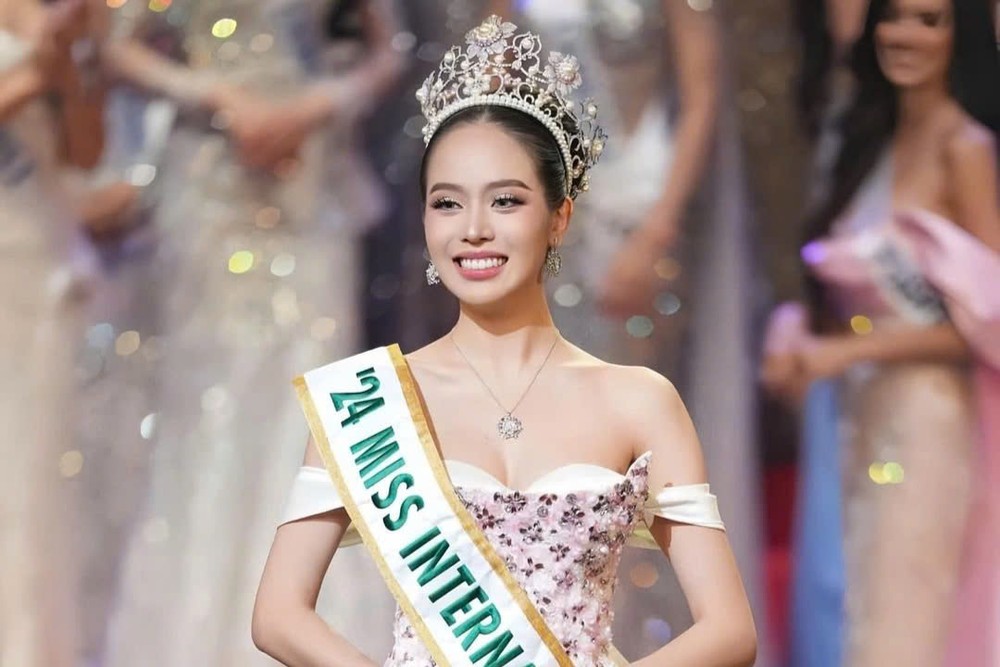 Chung kết Miss International 2024 (Hoa hậu Quốc tế 2024) khép lại với chiến thắng thuộc về đại diện Việt Nam – Hoa hậu Việt Nam 2022 Huỳnh Thị Thanh Thủy. Đáng chú ý, đây là lần đầu tiên đại diện Việt Nam đăng quang cuộc thi nhan sắc này. Ảnh: FBNV