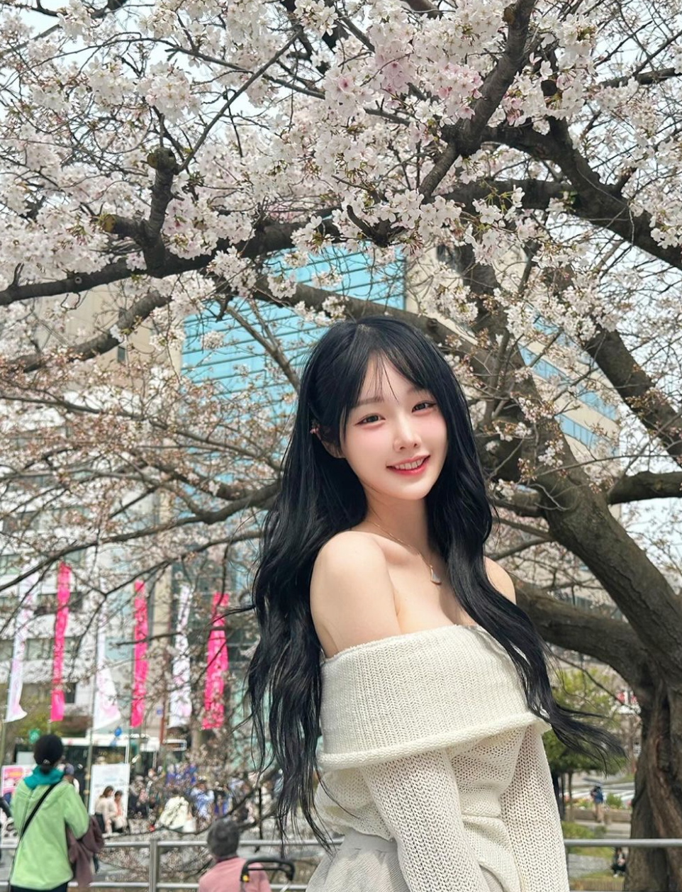 Woo Han Kyung là  hot girl, người mẫu đến từ Hàn Quốc sở hữu hơn 1 triệu người theo dõi trên Instagram.