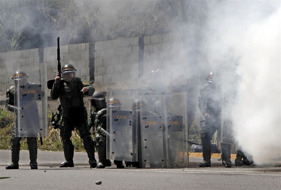 Nhà tù El Rodeo (Guatire) được coi là cơ sở giam giữ tù nhân tệ hại nhất Venezuela và trên toàn thế giới. Năm 2011, phải nhờ đến sự can thiệp của lực lượng vũ trang mới có thể dập tắt cuộc nổi loạn của những băng đảng trong nhà tù này.