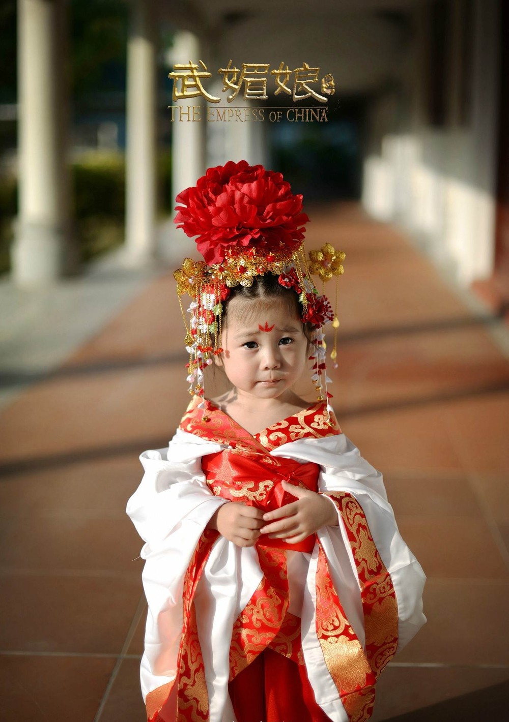 Ăn theo bộ phim cổ trang " Võ Tắc Thiên truyền kỳ" do Phạm Băng Băng thủ vai chính, bộ ảnh "Nữ hoàng của Trung Quốc" của một cô nhóc vô cùng đáng yêu đang khiến cư dân mạng xứ Trung liên tiếp truyền tay nhau và không tiếc lời khen tặng.