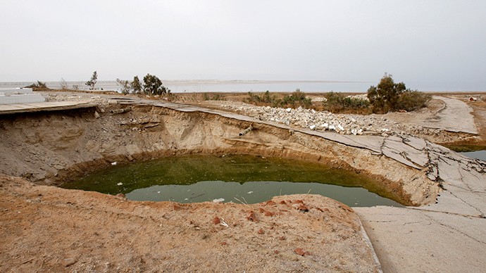 Biển Chết là vùng biển nổi tiếng thuộc Israel. Tuy nhiên, do quản lý tài nguyên bất hợp lý, vùng biển này đang dần chết đi theo đúng nghĩa đen. Theo như ông Gidon Bromberg, Giám đốc EcoPeace khu vực Trung Đông cho biết, mỗi năm có hàng trăm hố tử thần hình thành quanh Biển Chết và điều đó đe dọa trực tiếp đến sự tồn vong của vùng biển có 1-0-2 này.