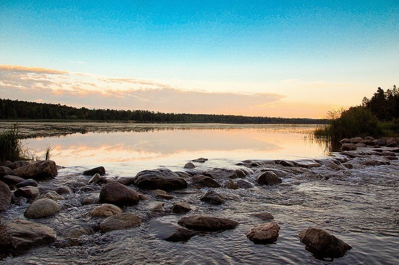  Nguồn cội khiêm tốn của dòng sông vĩ đại đầu tiên phải kể đến là sông Mississippi. Chảy qua qua 31 bang của Mỹ và 2 tỉnh của Canada, Mississippi là con sông dài thứ tư và lớn thứ 10 trên thế giới. Nguồn của nó là hồ Itasca, nằm ở độ cao 450m trên mực nước biển và được nuôi dưỡng bởi vài con suối nhỏ.