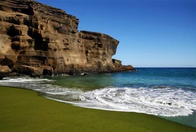 Bãi biển Papakolea, Hawaii (Mỹ) là một trong những  bãi biển kỳ quái so với những bãi biển bình thường, nó được bao phủ bởi bãi cát màu xanh lá cây – tàn tích sau vụ phun trào núi lửa 49.000 năm trước.