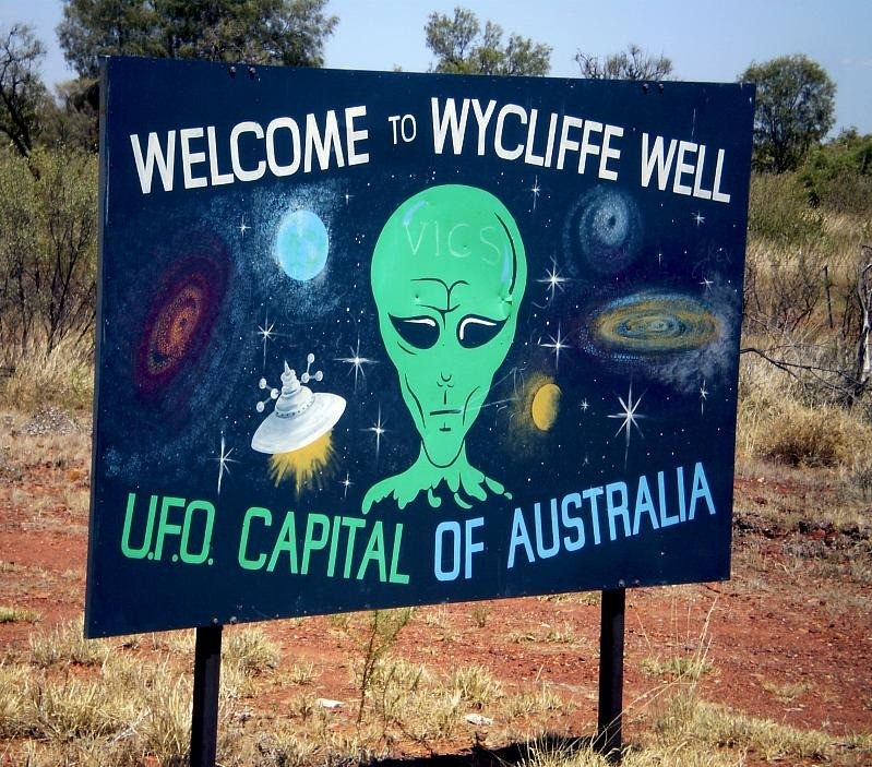 Địa điểm được mệnh danh là “thủ đô UFO của Australia”, thành phố được  người ngoài hành tinh ghé thăm nhiều nhất nằm trên đường cao tốc Stuart, lãnh thổ Bắc Úc, giữa các thị trấn Tennant Creek và Alice Springs.