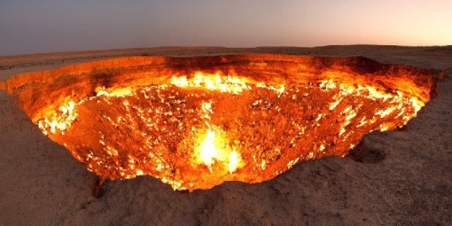 Cánh cổng địa ngục ở Derweze, Turkmenistan là một trong những  địa điểm rùng rợn nhất thế giới. Trong khi đang tiến hành khoan vào một hang động chứa đầy khí tự nhiên vào năm 1971, các nhà địa chất Liên Xô đã vô tình khoan vào một túi khí khiến giàn khoan sụp đổ. Để tránh khí rò rỉ gây ngộ độc, người ta đã quyết định cách tốt nhất là đốt nó. Các nhà địa chất cũng cho rằng chỉ một vài ngày sau hố lửa này sẽ tắt nhưng thực tế nó vẫn cháy đến tận ngày hôm nay.