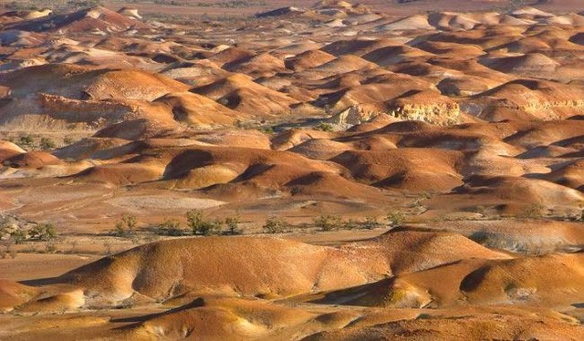 Coober Pedy là thị trấn ngầm trong lòng đất ở trung tâm nước Úc, giữa Adelaide và Alice Springs, có khoảng 1,600 người dân đang sinh sống. Dù ở dưới lòng đất nhưng nơi đây có đầy đủ nhà cửa, quán bar, khách sạn, hiệu sách, còn được gọi là những tòa  nhà “âm phủ” (dưới lòng đất). 