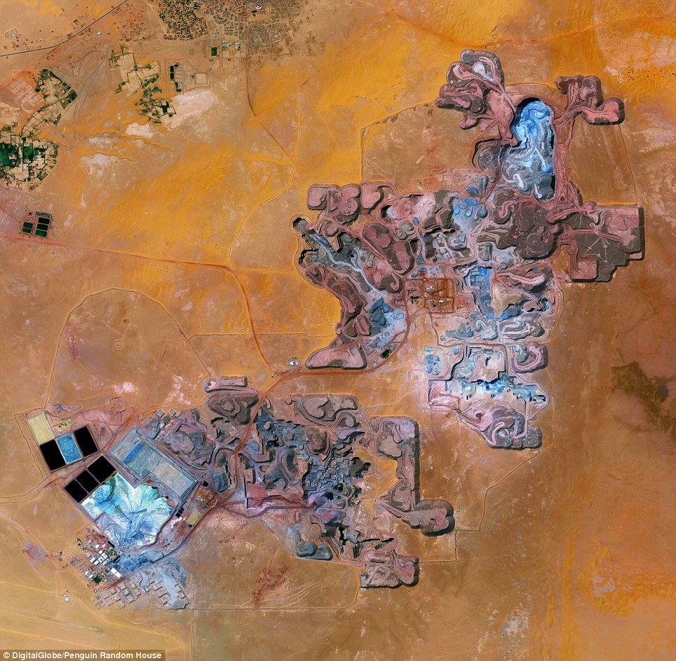 Mở đầu là nhan sắc mĩ miều tựa như một bức tranh thủy mạc của  các khu mỏ Uranium Arlit nằm ở Arlit, Niger.