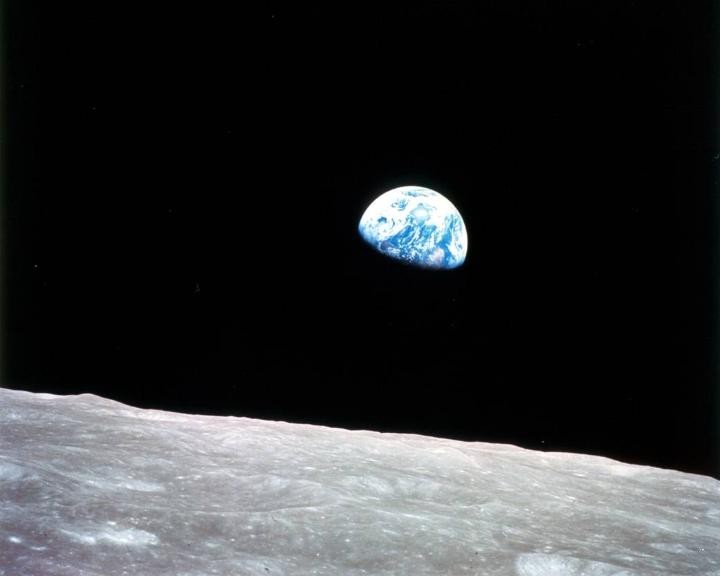 Bức ảnh tên "Earthrise" chụp Trái đất nhìn từ không gian này được thực hiện bởi phi hành gia William Anders vào năm 1968 trên tàu vũ trụ Apollo 8.