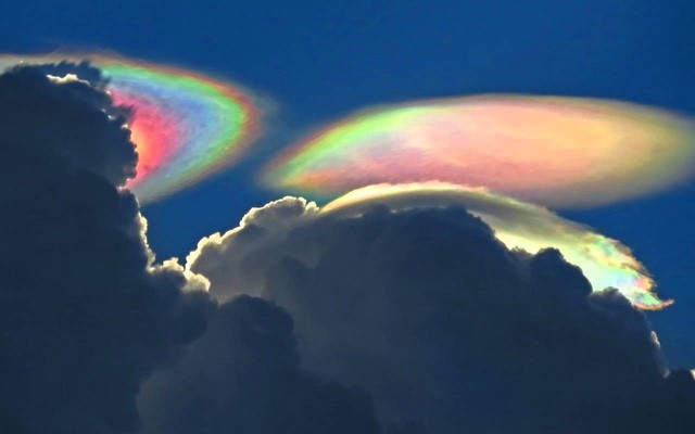 Hiện tượng cầu vồng lửa còn gọi là mây ngũ sắc, có tên khoa học là circumhorizontal arc. Hiện tượng này chỉ xuất hiện khi ánh mặt trời chiếu xuyên qua những tinh thể băng tí hon hình thành ở độ cao hàng ngàn mét.